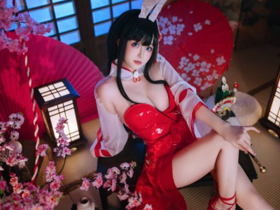兔女郎大山COS:日奈娇诠释碧蓝航线角色的性感与优雅