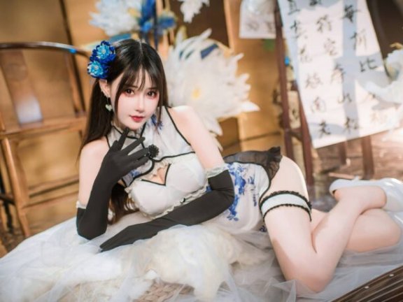 艳娘幻梦谭羽生三未COS:青花瓷旗袍演绎古典与性感的交响