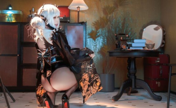 高奢与神秘交织:半半子布兰儿COS展现胜利女神妮姬的魅力