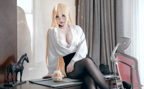 皇家气质与职场风范：半半子碧蓝航线怨仇COS的精彩瞬间