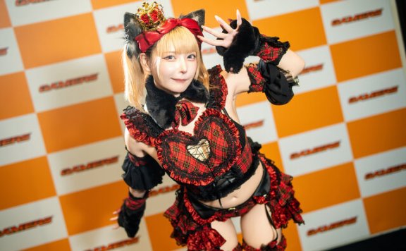 在秋叶原邂逅可爱与俏皮：红色格子猫女仆造型引领cos潮流