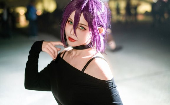 艾青iris性感演绎链锯人蕾塞COS：优雅与危险并存的魅力瞬间