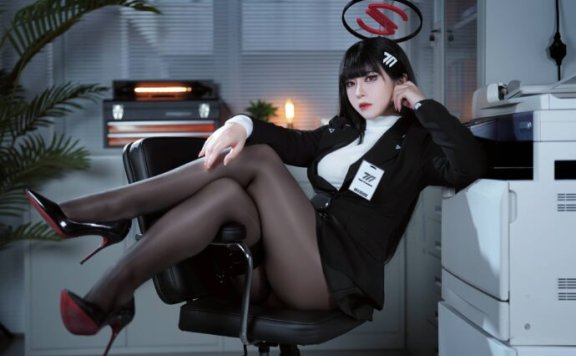 碧蓝档案调月莉音COS:半半子完美诠释冷酷魅力与强势气场