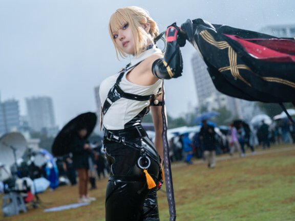 雨幕中的自信与潇洒：浅葱日茉莉伊芙琳cos亮相池袋万圣节