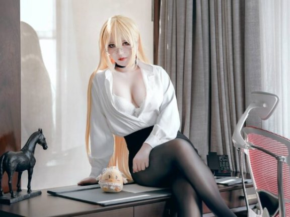 皇家气质与职场风范:半半子碧蓝航线怨仇COS的精彩瞬间