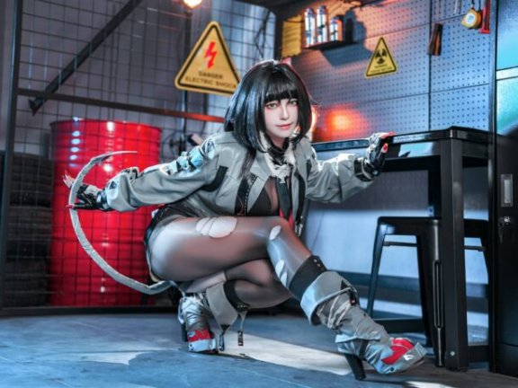 BANBANKO半半子惊艳演绎简杜COS:黑街与霓虹的迷人碰撞