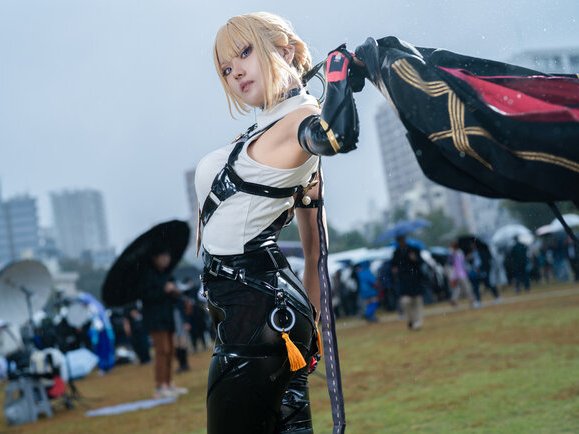 雨幕中的自信与潇洒:浅葱日茉莉伊芙琳cos亮相池袋万圣节