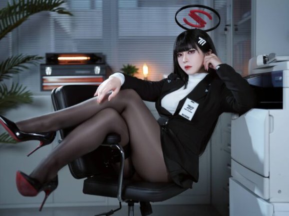 碧蓝档案调月莉音COS：半半子完美诠释冷酷魅力与强势气场