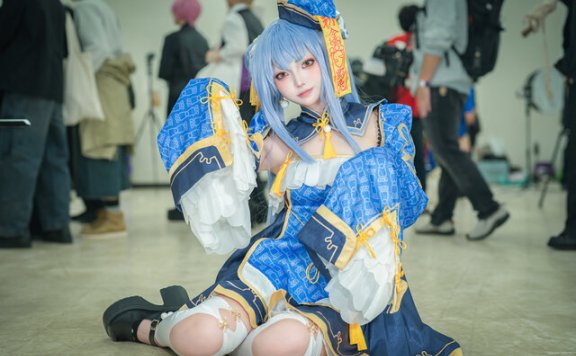 万圣节的魅力交汇：水雨露露僵尸版兔田佩克拉cos精彩呈现