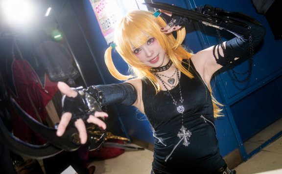 渔网袜与金色双马尾的魅力：ARISA死亡笔记弥海砂COS解析