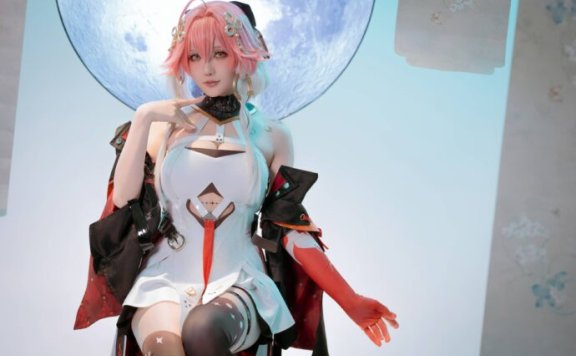 星之迟迟长离COS：在红黑渐变中传递策略与力量的双重美丽