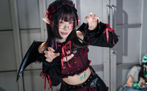 NanaPink魅魔COS亮相池袋万圣节，绝对领域美学引发关注