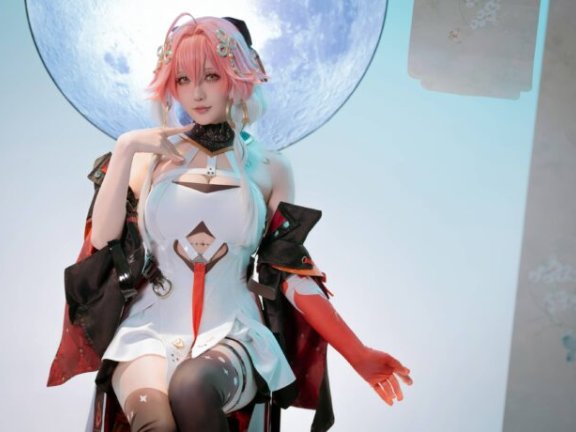 星之迟迟长离COS:在红黑渐变中传递策略与力量的双重美丽