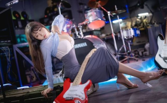 冷光舞台下的甜酷张力：中岛莫之子i包臀裙吉他妹妹COS赏析