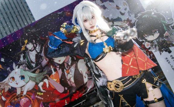 白银短发与双枪气场：月见月音嘉贝莉娜COS惊艳池袋万圣节