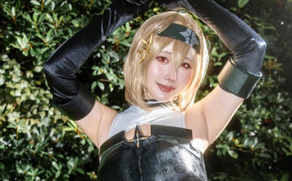 红鞋妮姬COS成池袋万圣节焦点，科技感与身形美学引爆全场