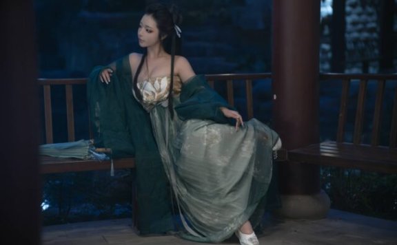 灯笼夜色下的锋芒：yuuhui玉汇柳如烟COS演绎东方克制美学