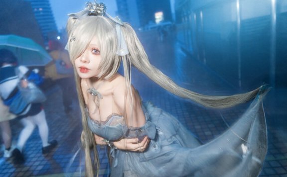 雨中起舞的优雅身影：Hiyokko灰姑娘COS演绎妮姬的梦幻瞬间