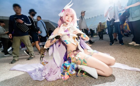 四巫日モミ爱莉希雅COS亮相台湾PF梦幻粉色妖精惊艳全场