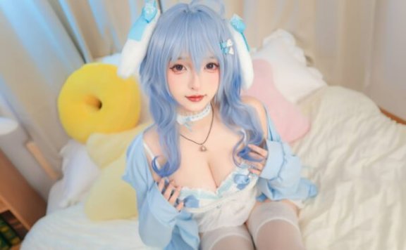 低声量的蓝色：神楽坂真冬COS气质演绎柔软光线中的甘雨