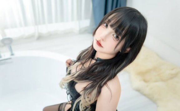 神楽坂真冬绝命吊带Cosplay赏析：冷艳气质与结构美学的融合