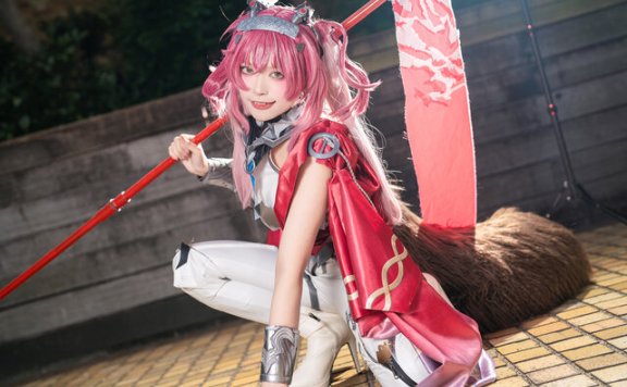 红披风与长枪的锋芒：Uni梅桃露帕COS还原鸣潮角色的魅力