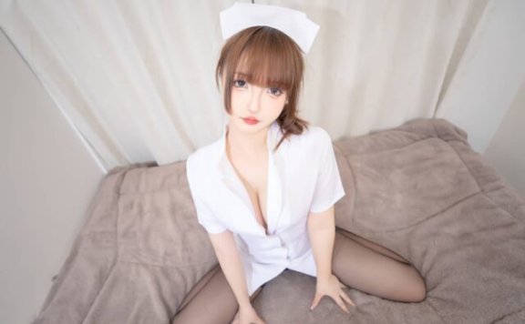 夜班护理小姐姐：神楽坂真冬cos演绎丝袜值勤护士的温柔魅力