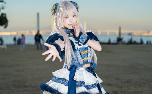 猫田Ashu亮相ANIMEK：蓝白中国风邂逅横滨海景的甜美瞬间