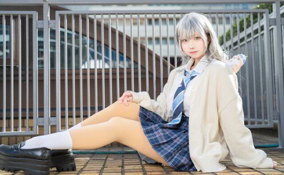 HoloLive白银诺艾尔cos:Reo格子裙制服造型清新可爱引人注目