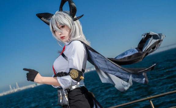 Rura高还原度海岸大片：鸣潮赞妮cos亮相横滨ANIMEK活动现场