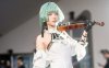 鸣潮·弗洛洛COS：小楠阿嬤演绎白裙与琴声交织的氛围美学