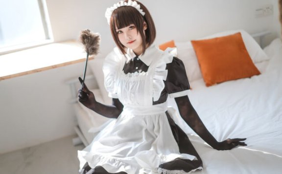 蜜汁猫裘民宿女仆COS：女仆装细节与自然光下的氛围张力
