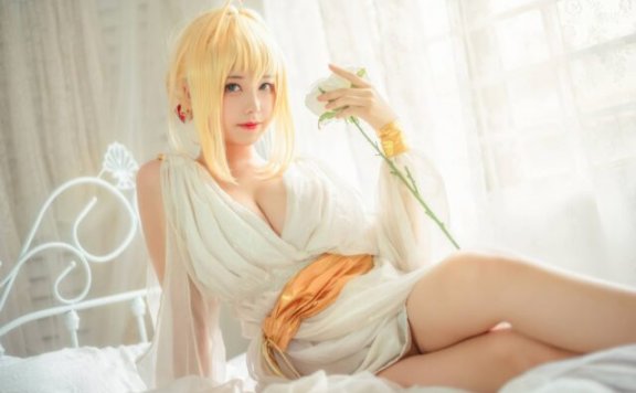 宁静夜色中的女王:蜜汁猫裘cos演绎睡裙尼禄温柔梦幻魅力