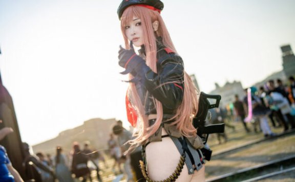 妮姬拉毗COS｜小楠阿嬤演绎战术少女的冷感魅力与视觉张力