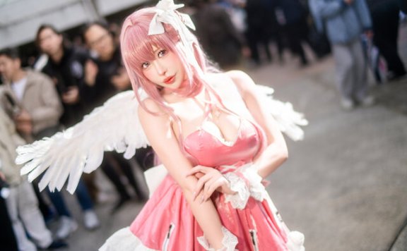 白田麻衣桃乐丝COS：胜利女神·妮姬的天使惊艳亮相FF现场