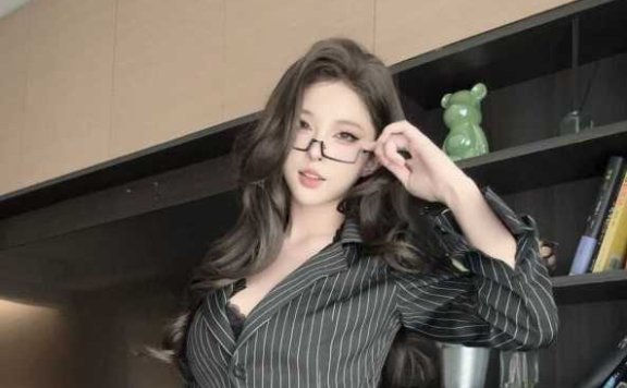 清水由乃秘书招待室COS赏析：职场风氛围感拍摄核心技巧