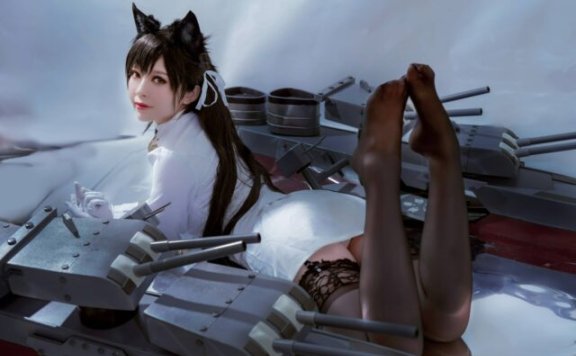 BANBANKO半半子爱宕COS：演绎白色军装下的温柔与压迫感