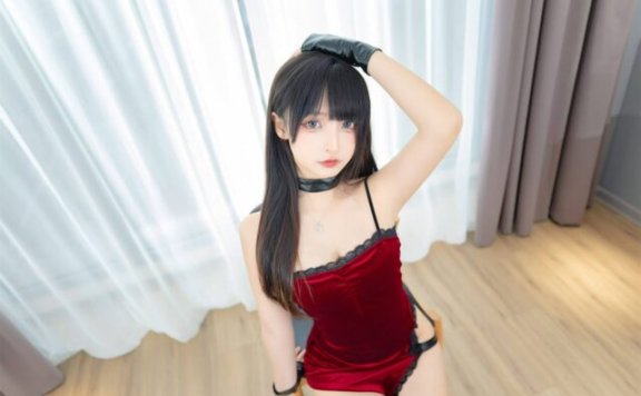 神楽坂真冬男爵夫人COS:红裙的优雅与危险气场的极致演绎