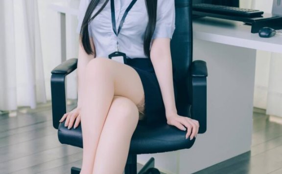 制服之下灵魂之上：霜月shimoCOS办公椅间拉扯出戏剧张力