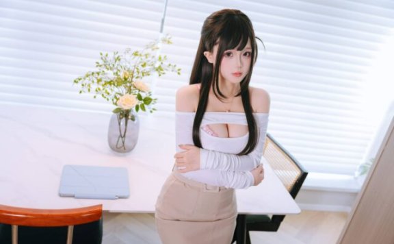 日奈娇上门家教COS：通过姿态与表情呈现知性女教师的风采