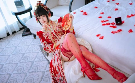 日奈娇新娘COS赏析：洞房花烛的绣花嫁衣与红色丝袜全解析