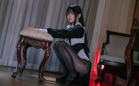 屿鱼Yukako丝袜修女COS：黑白修女服下的冷感与镜头表现力