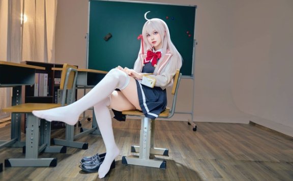 美少女暗娇时刻:Shika小鹿鹿艾莉莎COS姿态张力与光影美学