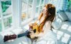 蠢沫沫夏日旋律COS：演绎窗边吉他少女的轻熟与慵懒氛围感