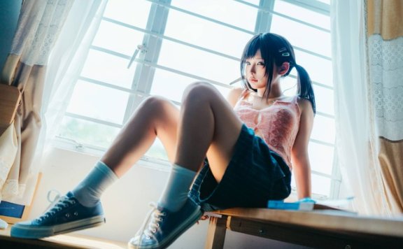 蠢沫沫慵懒午后COS，窗边少女粉色背心演绎清新夏日慵懒感