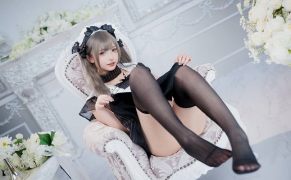 神楽坂真冬妄想女仆COS：演绎黑白女仆造型下的甜美反差感