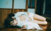 蠢沫沫暖冬少女赏析：纯白针织与木质光影下的日系COS美学