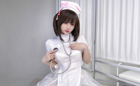 miko酱ww护士宝宝COS：演绎极简纯欲风，软萌灵动感十足