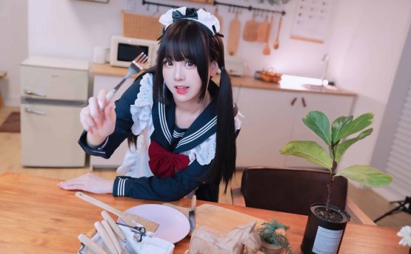 miko酱ww黑白女仆COS:厨房光影与二次元双马尾甜美碰撞