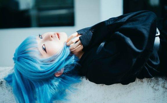 从二次元到电影感街拍:蠢沫沫蓝调少女COS摄影高级感拉满